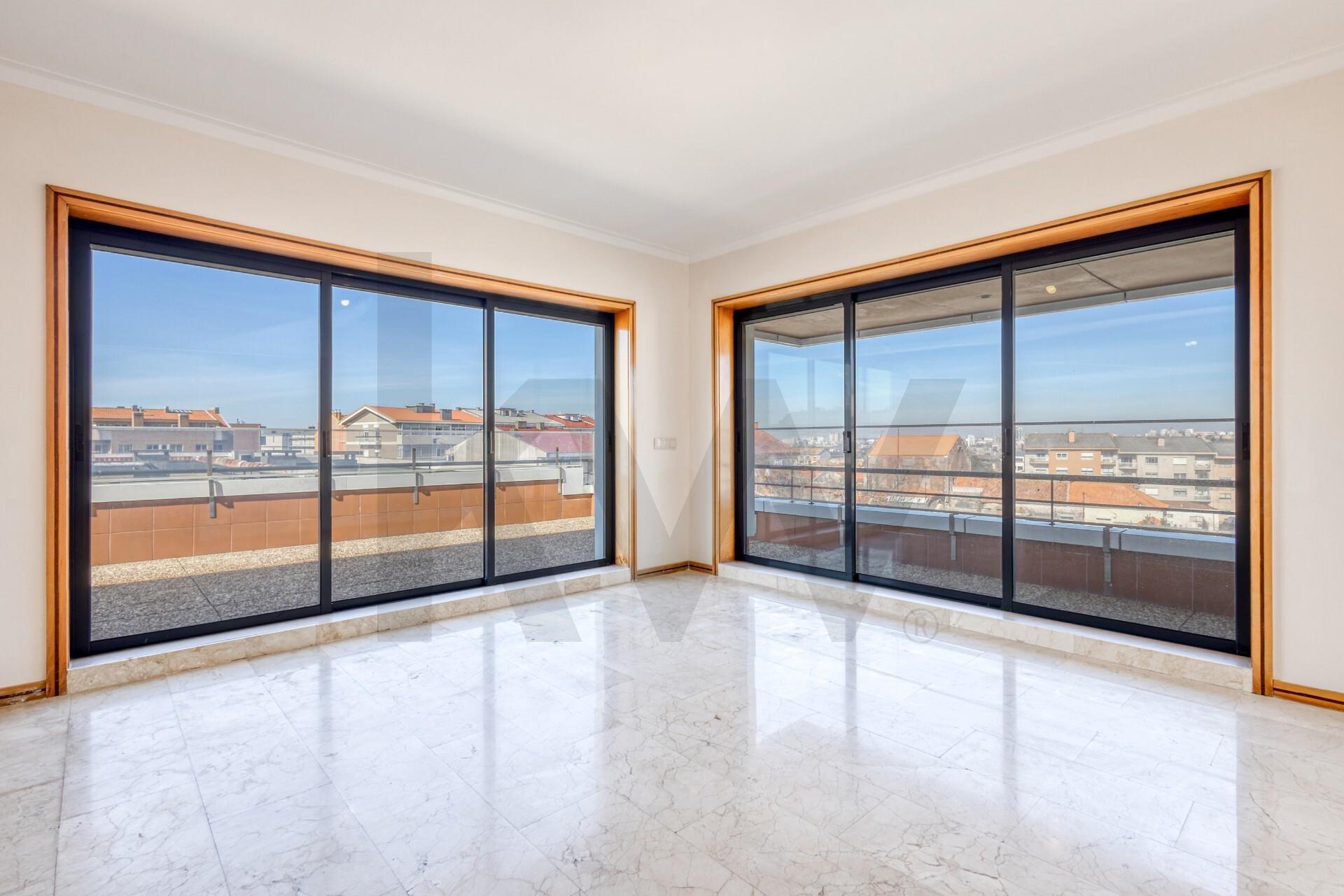 Apartamento T3+1 com Terraço (T4) - Vila Nova de Gaia - Metro VL8