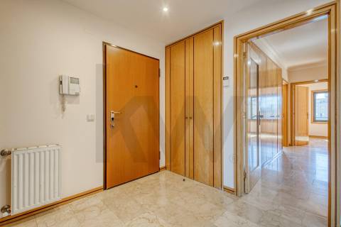 Apartamento T3+1 com Terraço (T4) - Vila Nova de Gaia - Metro VL8