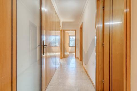 Apartamento T3+1 com Terraço (T4) - Vila Nova de Gaia - Metro VL8