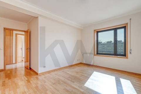 Apartamento T3+1 com Terraço (T4) - Vila Nova de Gaia - Metro VL8