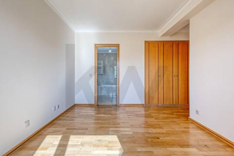 Apartamento T3+1 com Terraço (T4) - Vila Nova de Gaia - Metro VL8
