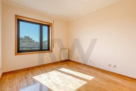 Apartamento T3+1 com Terraço (T4) - Vila Nova de Gaia - Metro VL8