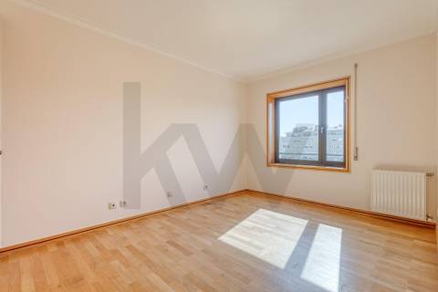 Apartamento T3+1 com Terraço (T4) - Vila Nova de Gaia - Metro VL8