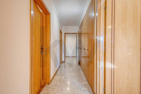 Apartamento T3+1 com Terraço (T4) - Vila Nova de Gaia - Metro VL8