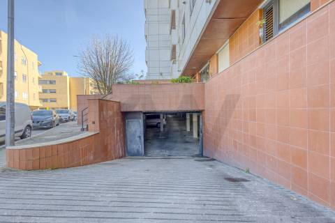 Apartamento T3+1 com Terraço (T4) - Vila Nova de Gaia - Metro VL8