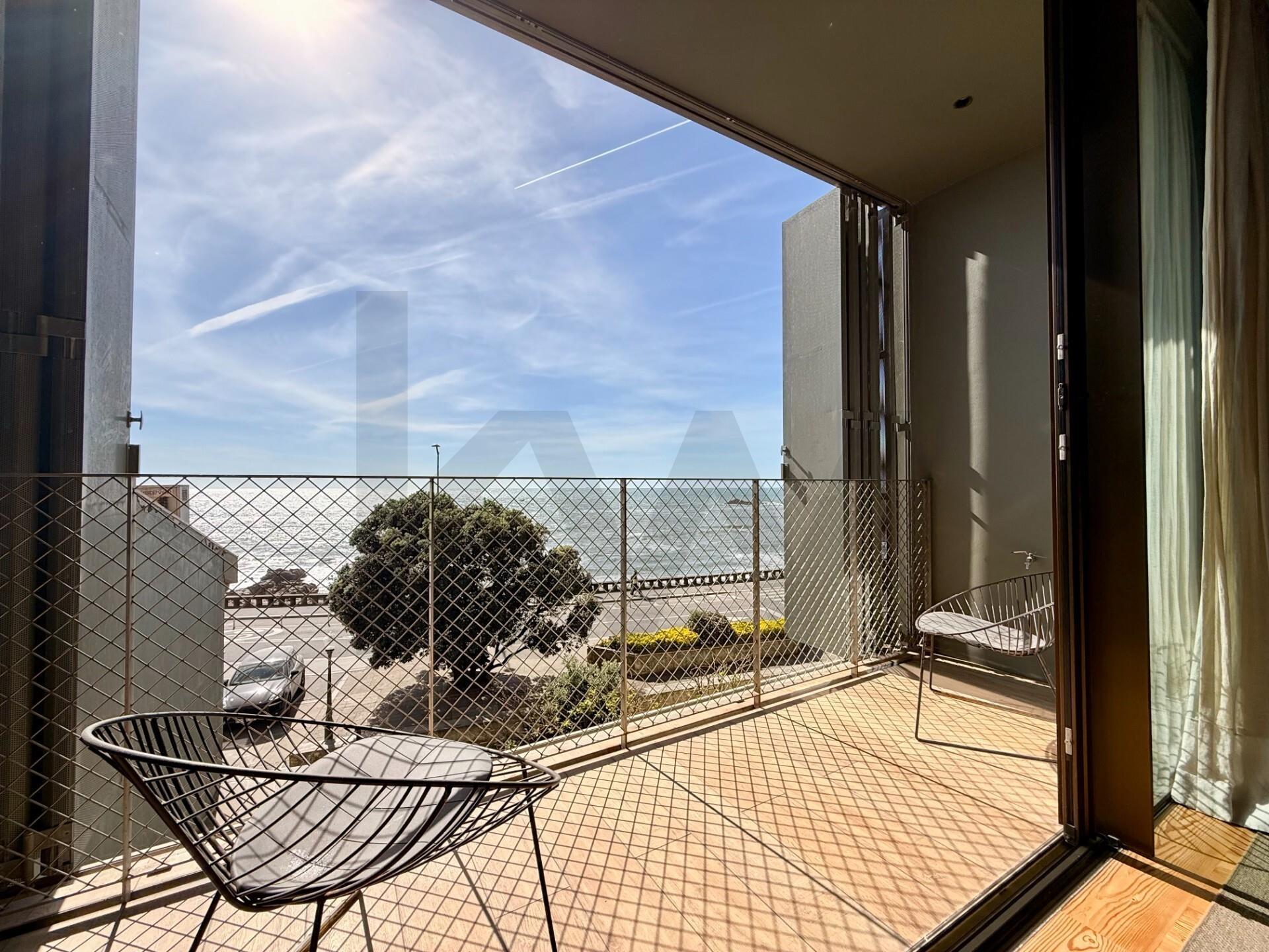 Apartamento T2 na Foz, Vista Mar Edifício Gilreu - Design Contemporâneo e Luz no Coração da Foz