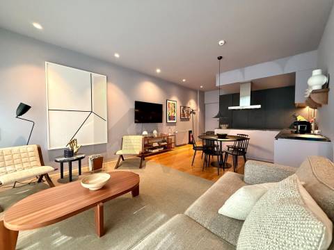 Apartamento T2 na Foz, Vista Mar Edifício Gilreu - Design Contemporâneo e Luz no Coração da Foz