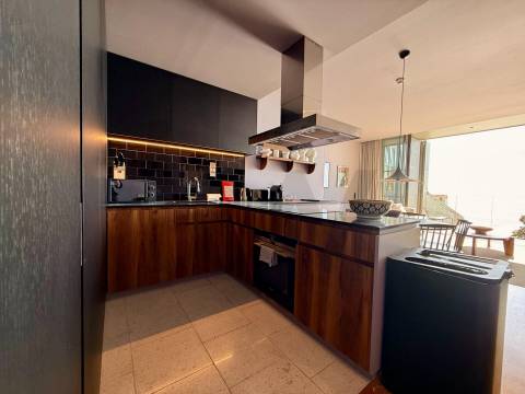 Apartamento T2 na Foz, Vista Mar Edifício Gilreu - Design Contemporâneo e Luz no Coração da Foz