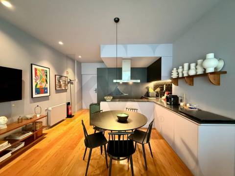 Apartamento T2 na Foz, Vista Mar Edifício Gilreu - Design Contemporâneo e Luz no Coração da Foz