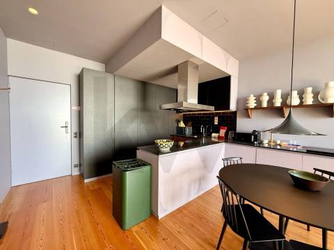 Apartamento T2 na Foz, Vista Mar Edifício Gilreu - Design Contemporâneo e Luz no Coração da Foz