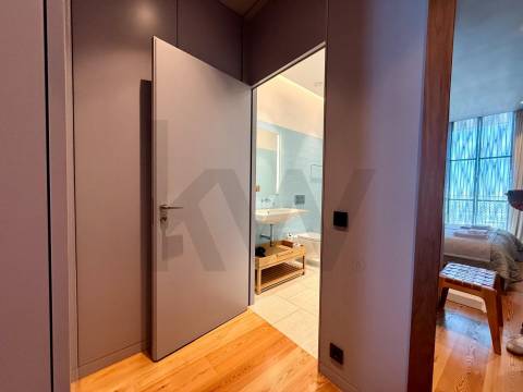 Apartamento T2 na Foz, Vista Mar Edifício Gilreu - Design Contemporâneo e Luz no Coração da Foz