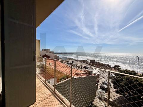 Apartamento T2 na Foz, Vista Mar Edifício Gilreu - Design Contemporâneo e Luz no Coração da Foz
