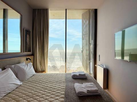 Apartamento T2 na Foz, Vista Mar Edifício Gilreu - Design Contemporâneo e Luz no Coração da Foz