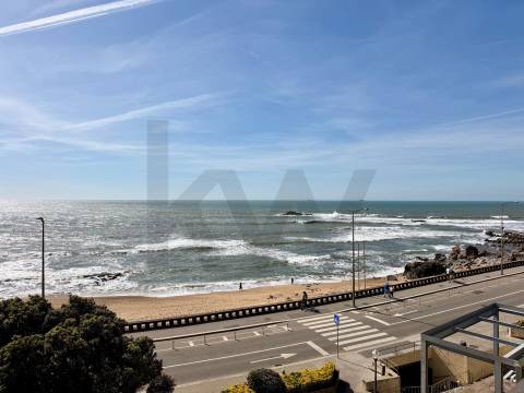 Apartamento T2 na Foz, Vista Mar Edifício Gilreu - Design Contemporâneo e Luz no Coração da Foz