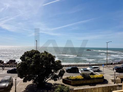 Apartamento T2 na Foz, Vista Mar Edifício Gilreu - Design Contemporâneo e Luz no Coração da Foz