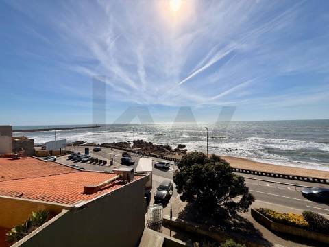 Apartamento T2 na Foz, Vista Mar Edifício Gilreu - Design Contemporâneo e Luz no Coração da Foz