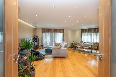 Apartamento T4 com 2 Suites e varandas em Alcabideche