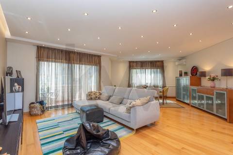 Apartamento T4 com 2 Suites e varandas em Alcabideche