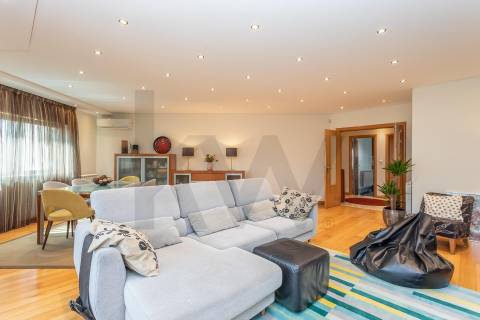 Apartamento T4 com 2 Suites e varandas em Alcabideche