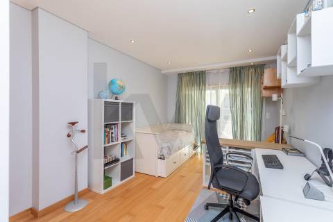 Apartamento T4 com 2 Suites e varandas em Alcabideche