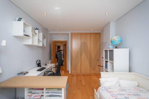 Apartamento T4 com 2 Suites e varandas em Alcabideche