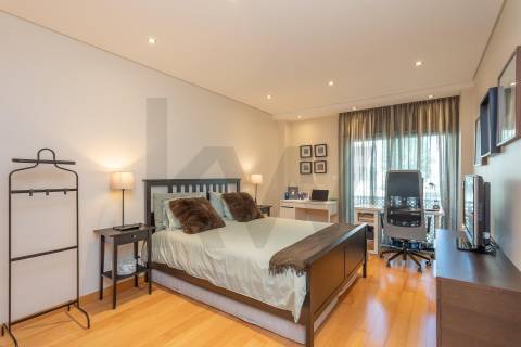 Apartamento T4 com 2 Suites e varandas em Alcabideche