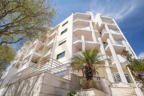 Apartamento T4 com 2 Suites e varandas em Alcabideche