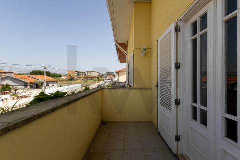 Moradia T4 com 3 Frentes em Arcozelo – Rua das Hortas, 13