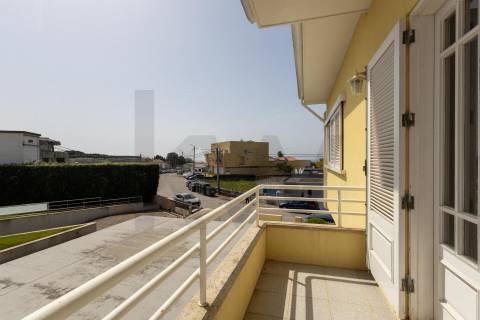 Moradia T4 com 3 Frentes em Arcozelo – Rua das Hortas, 13
