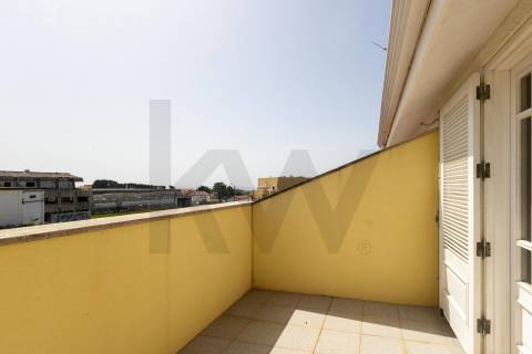 Moradia T4 com 3 Frentes em Arcozelo – Rua das Hortas, 13