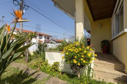 Moradia T4 com 3 Frentes em Arcozelo – Rua das Hortas, 13