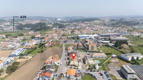 Moradia T4 com 3 Frentes em Arcozelo – Rua das Hortas, 13