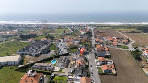 Moradia T4 com 3 Frentes em Arcozelo – Rua das Hortas, 13