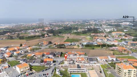 Moradia T4 com 3 Frentes em Arcozelo – Rua das Hortas, 13