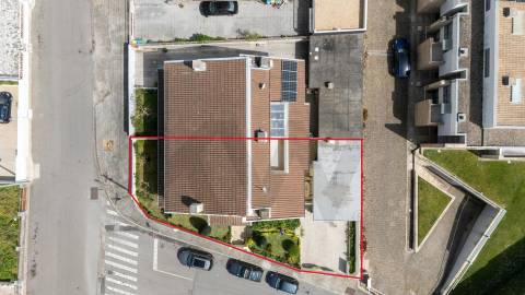 Moradia T4 com 3 Frentes em Arcozelo – Rua das Hortas, 13