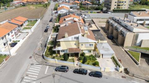Moradia T4 com 3 Frentes em Arcozelo – Rua das Hortas, 13