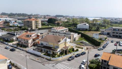 Moradia T4 com 3 Frentes em Arcozelo – Rua das Hortas, 13