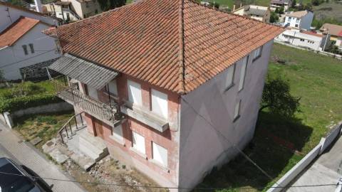 Prédio em Prop. Total  com 2 Apartamentos T3 + Cave em Bragança (Sé )