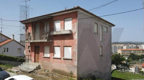 Prédio em Prop. Total  com 2 Apartamentos T3 + Cave em Bragança (Sé )