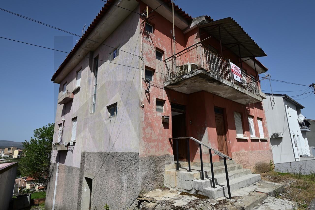 Prédio em Prop. Total  com 2 Apartamentos T3 + Cave em Bragança (Sé )