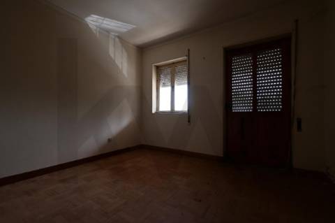 Prédio em Prop. Total  com 2 Apartamentos T3 + Cave em Bragança (Sé )