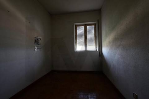 Prédio em Prop. Total  com 2 Apartamentos T3 + Cave em Bragança (Sé )