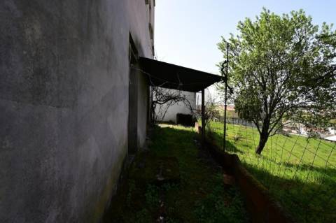Prédio em Prop. Total  com 2 Apartamentos T3 + Cave em Bragança (Sé )