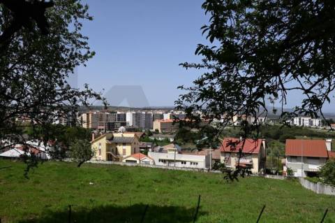 Prédio em Prop. Total  com 2 Apartamentos T3 + Cave em Bragança (Sé )