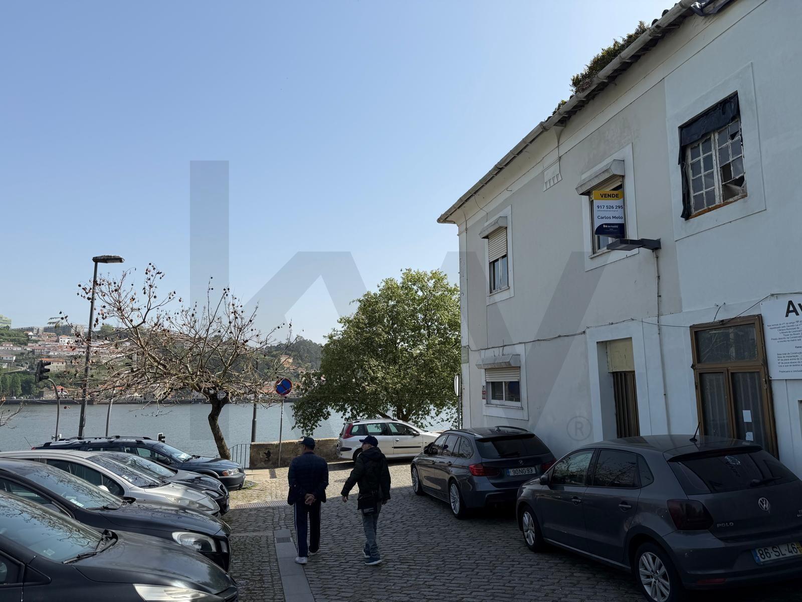 Moradia com vista panorâmica sobre o rio Douro – excelente oportunidade de investimento