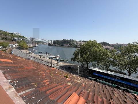Moradia com vista panorâmica sobre o rio Douro – excelente oportunidade de investimento