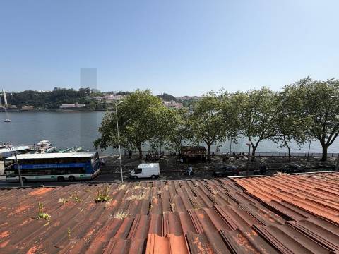 Moradia com vista panorâmica sobre o rio Douro – excelente oportunidade de investimento