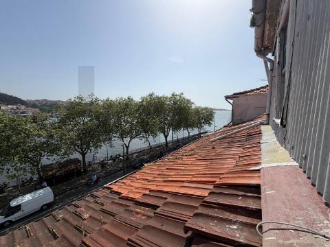 Moradia com vista panorâmica sobre o rio Douro – excelente oportunidade de investimento