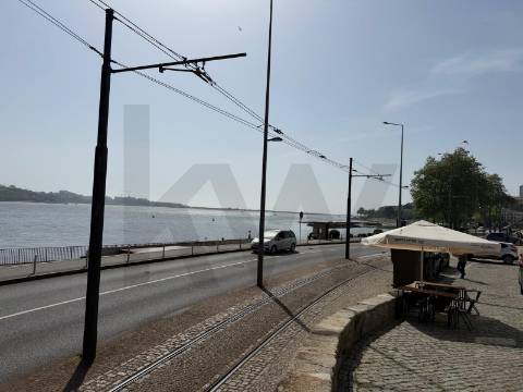 Moradia com vista panorâmica sobre o rio Douro – excelente oportunidade de investimento