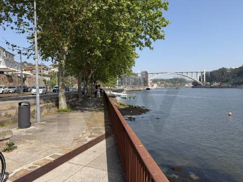 Moradia com vista panorâmica sobre o rio Douro – excelente oportunidade de investimento